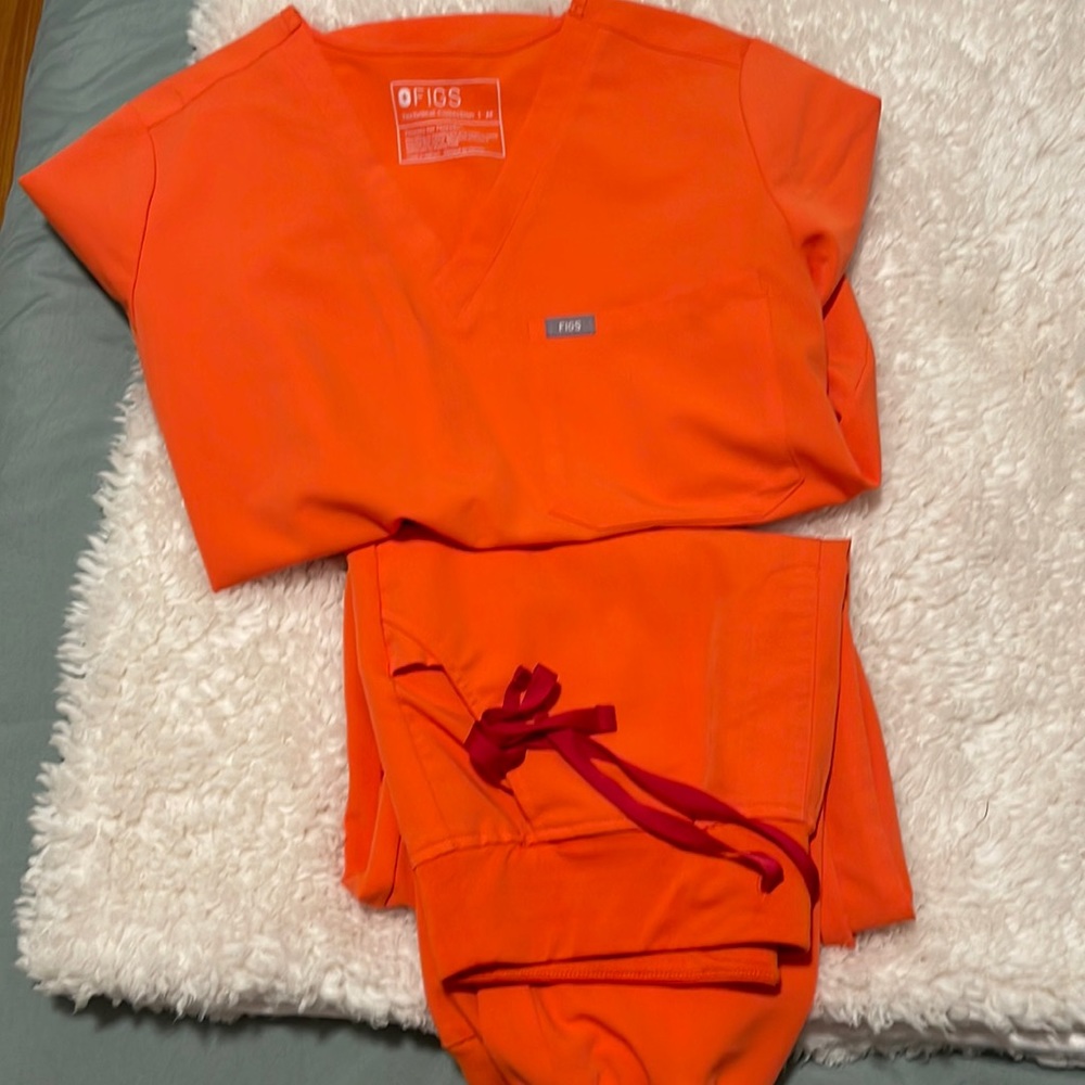 Figs scrub set! Top M, bottoms M, moderately worn